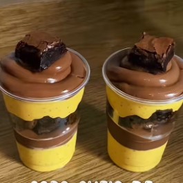Brigadeiro de maracujá, brigadeiro de chocolate e brownie (copo 200ml)