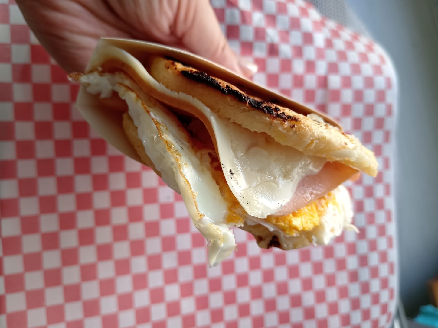 Arepa con Jamón y Queso