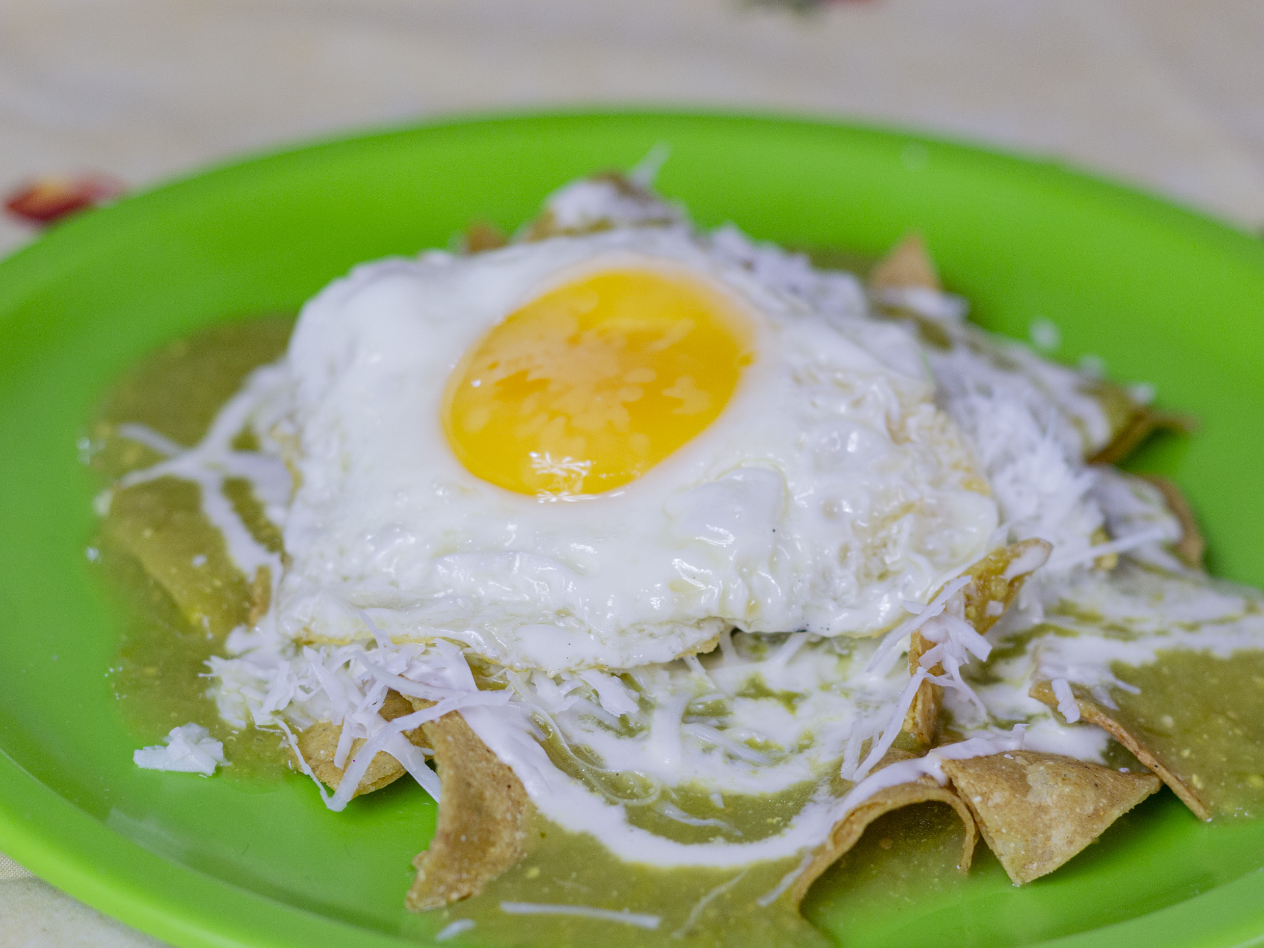 Chilaquiles grandes con huevo estrellado o revuelt