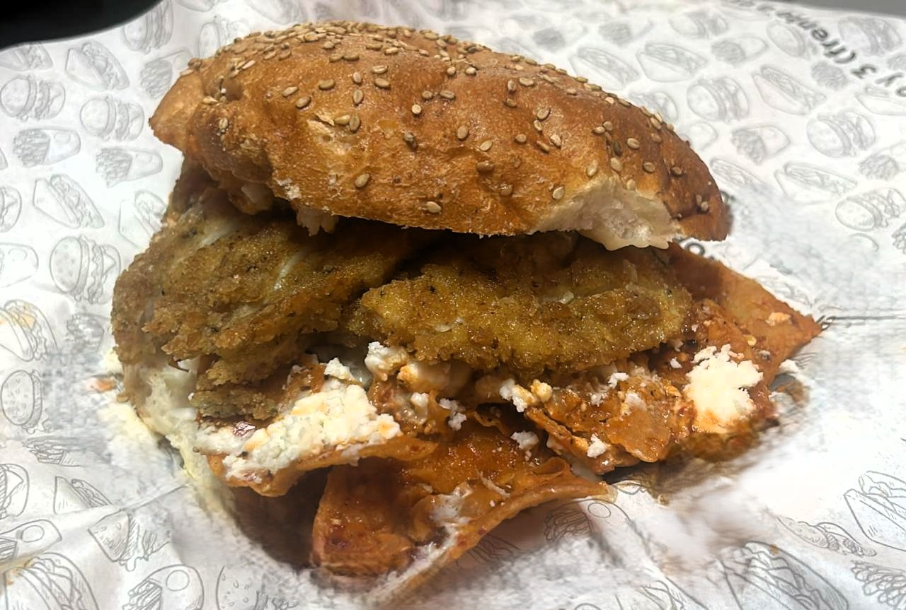 Torta de Chilaquiles con Proteina