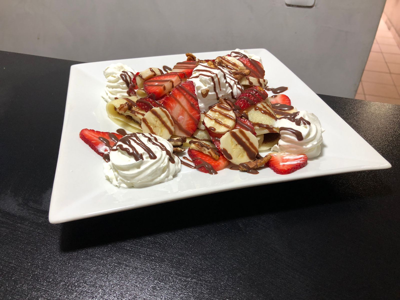 Crepe con Manjar, Pecanas o Brownies y Chantilly