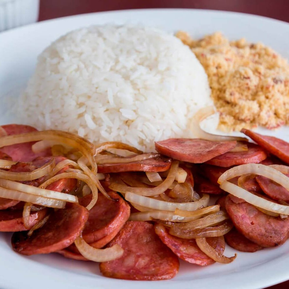 Deliciosa Calabresa a mineira com 3 acompanhamentos a sua escolha!