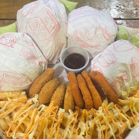 São quatro X-tudo, uma porção de batatas fritas cobertas com cheddar, Catupiry e queijo ralado, além de nuggets crocantes e anéis de cebola. Acompanha uma garrafa de refrigerante de 2l.