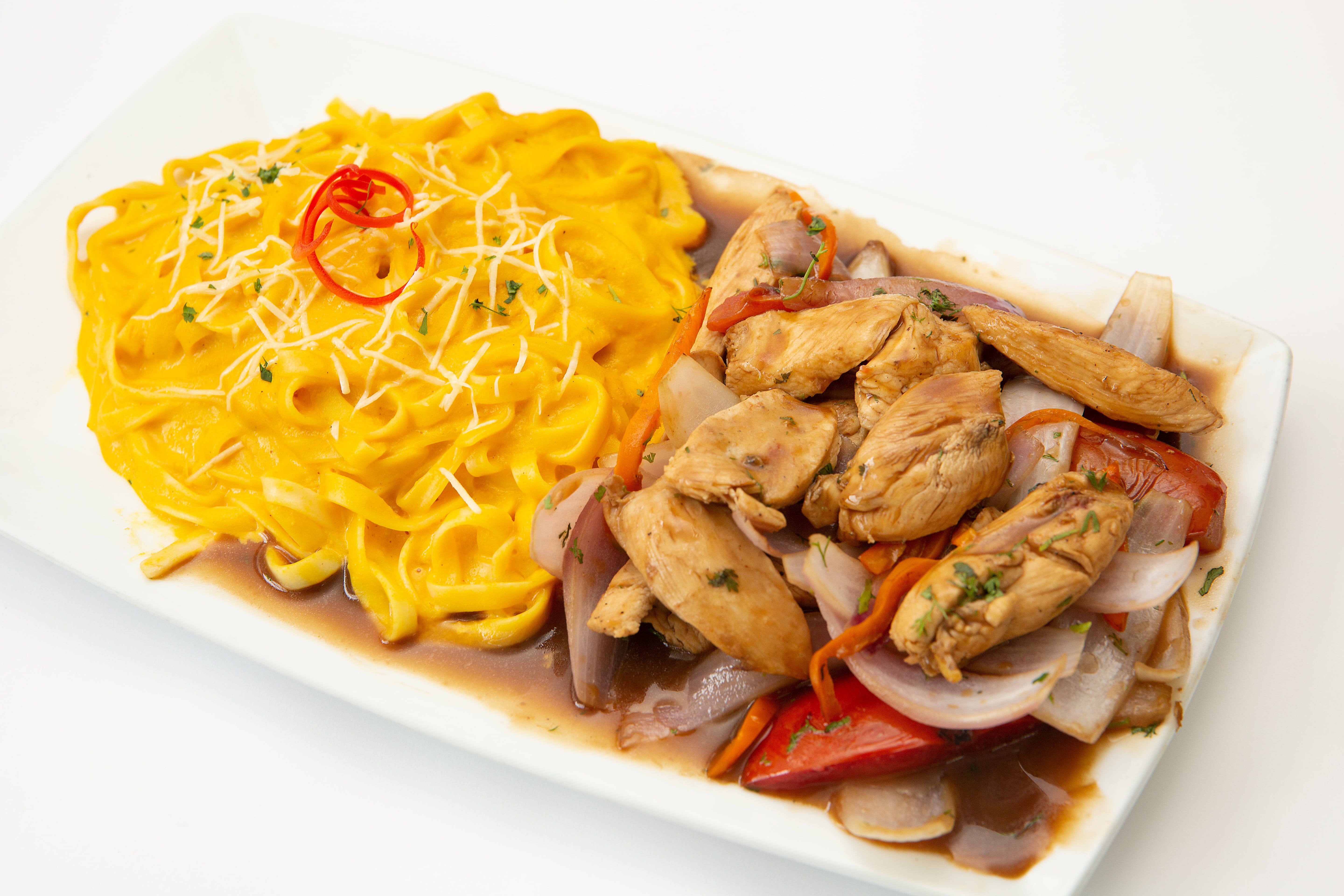 Fetuccini a la Huancaína con Pollo al Jugo