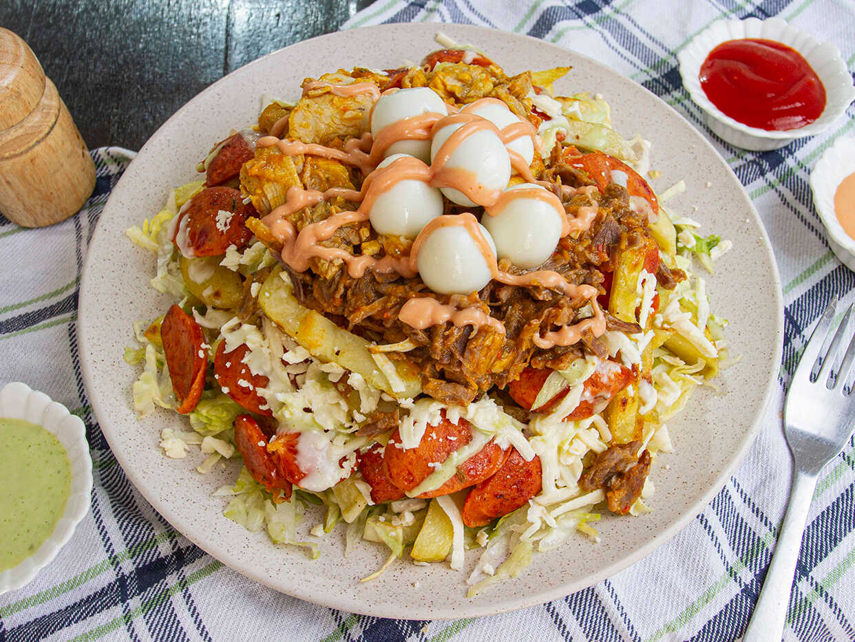 Salchipapa Mixta