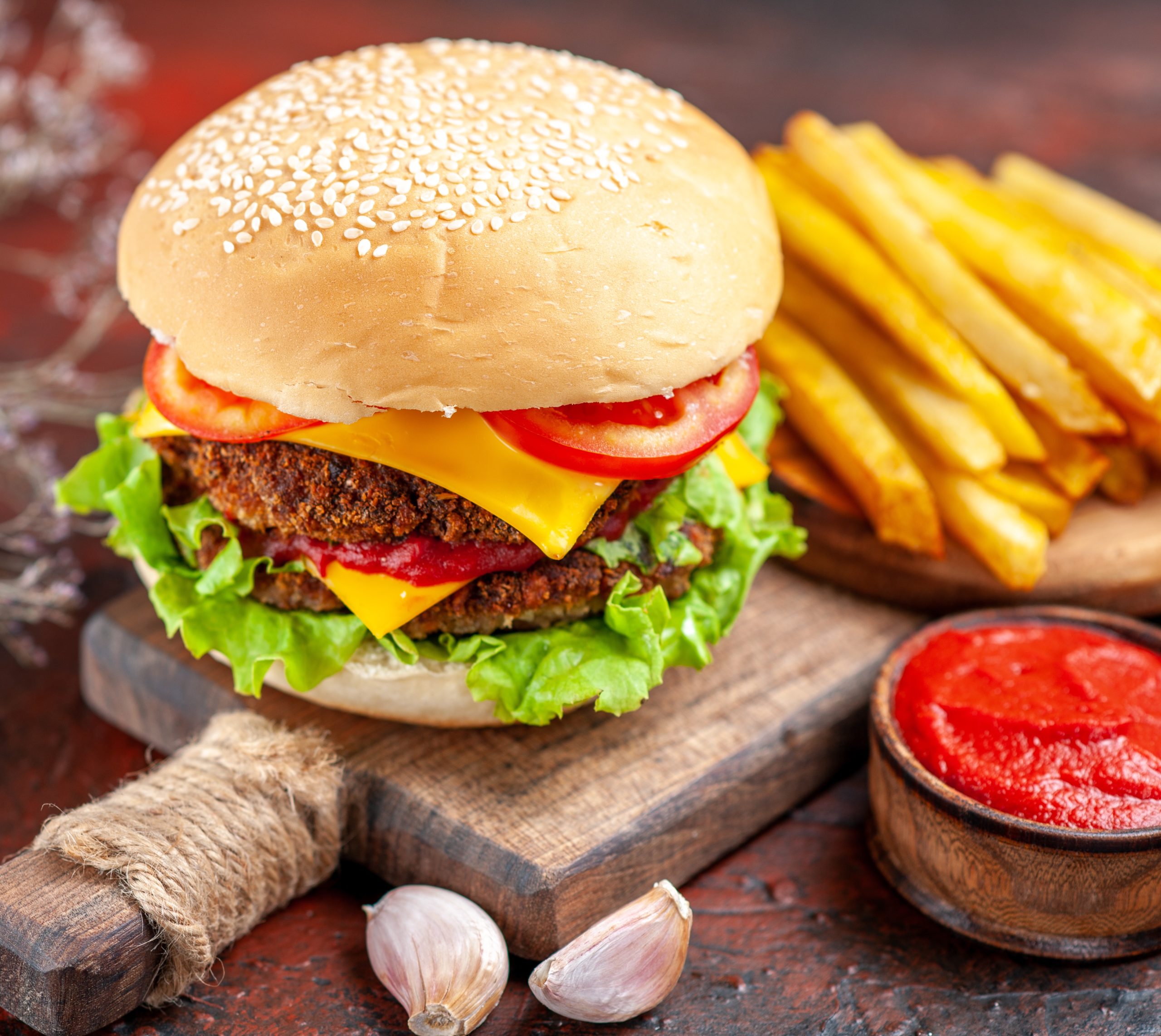 Hamburguesa doble con papas