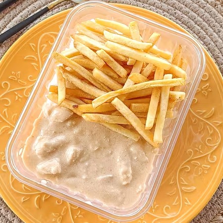 Nosso estrogonofe é acompanhado de arroz branco e fritas.