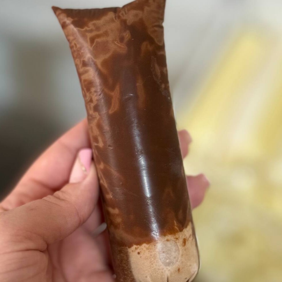 Feito artesanalmente e sem água! Base de amendoim muito cremosa combinada com Nutella pura! Peça já o seu! Tam aproximado 14 cm comprimento e 6 cm largura