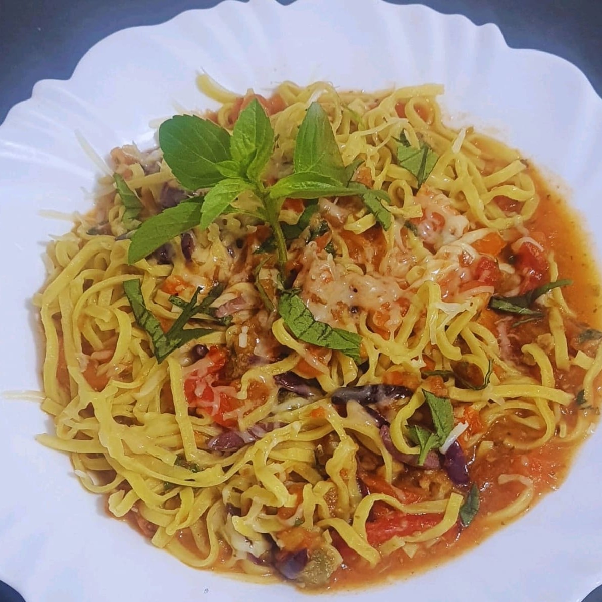 Com aliche, azeitonas, tomates cereja, alcaparras, manjericão ao molho de tomates frescos.