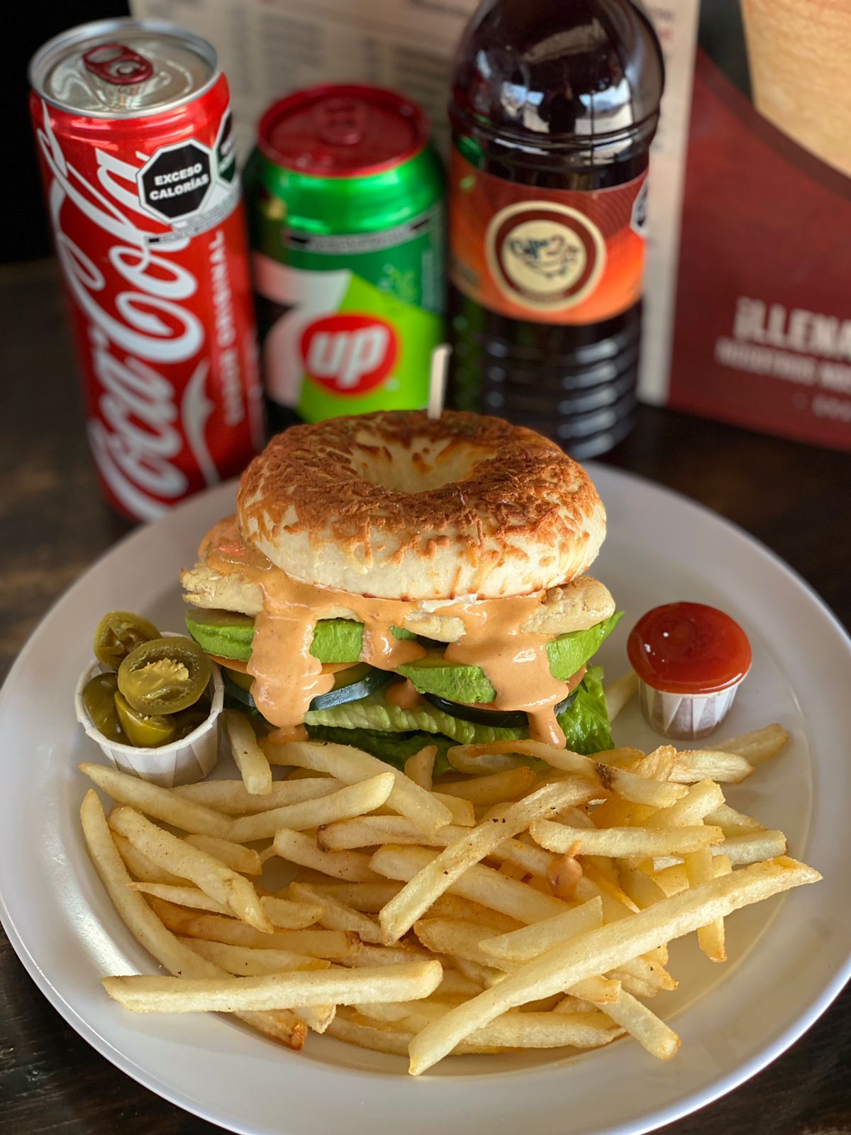 Spicy chicken bagel + Papas ó Ensalada + Bebida