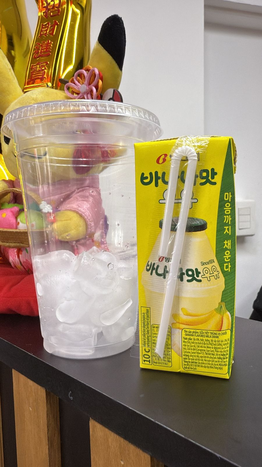 sushi mas vaso con hielos y bebida coreana