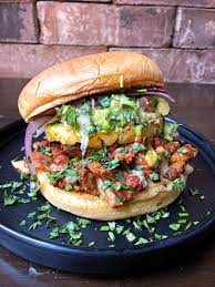Burger Pastor con Pierna y Piña