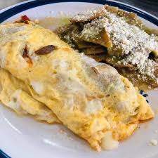 Desayuno Omelette con Chilaquiles