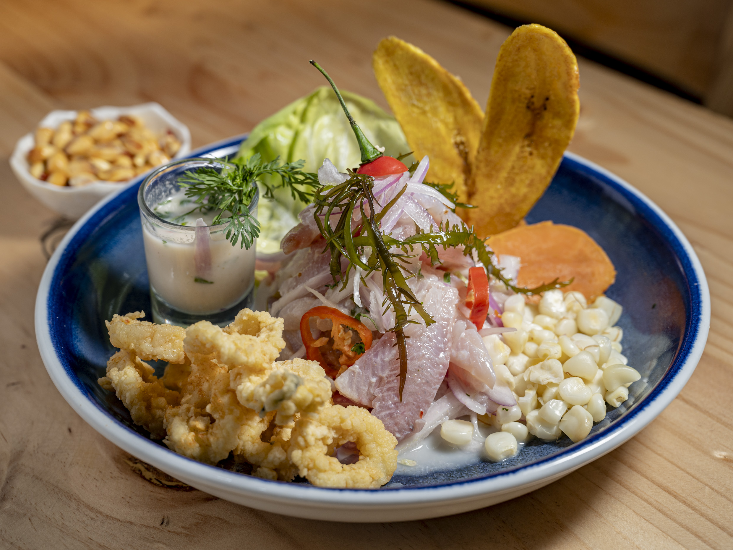 Ceviche Paraíso con Chicharrón de Calamar