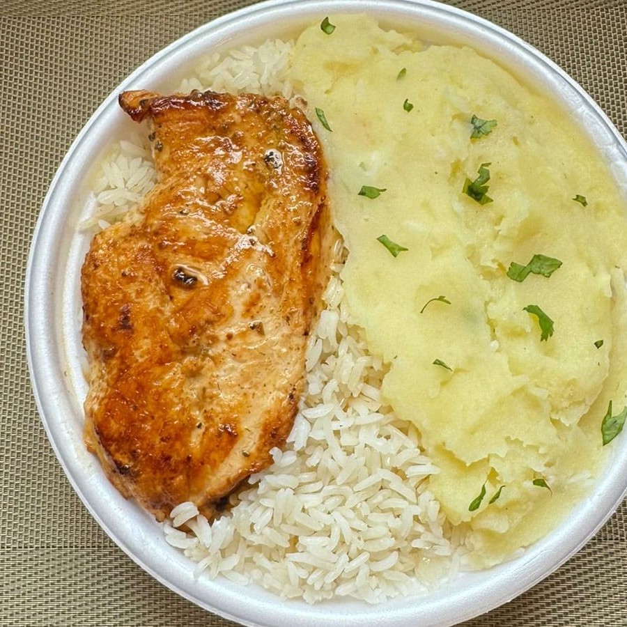 Marmita com delicioso filé de frango grelhado acompanhado de arroz branco, feijão e purê de batata inglesa. Marmita indicada para 01 pessoa.
