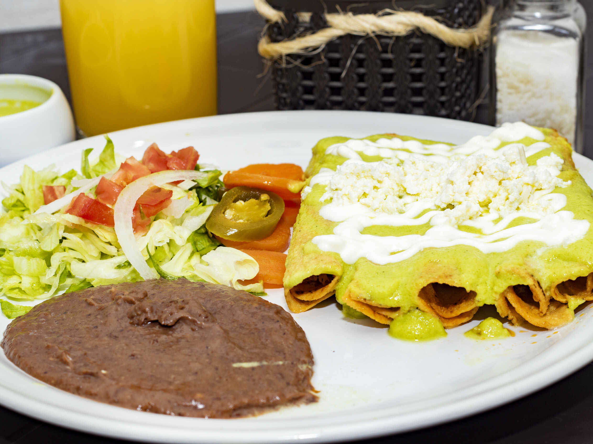 Tacos Dorados Bañados en Salsa de Aguacate