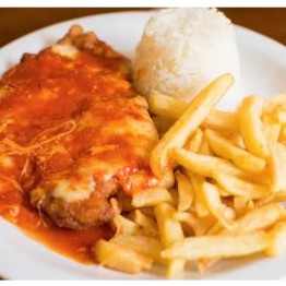 Bife de frango empanado com molho de tomate , queijo , arroz , purê de batata e feijão separado