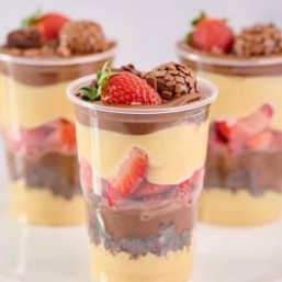 Brigadeiro de leite Ninho, brownie, brigadeiro de chocolate e pedaços de morangos (copo 200g)