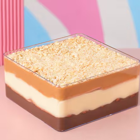 Delicioso pavê servido na travessa de acrílico, composto por 3 camadas: brigadeiro de chocolate ao leite, creme de baunilha e doce de leite, intercalados com biscoito maisena e finalizado com farofa de biscoito champanhe. Atende 8 a 10 pessoas.