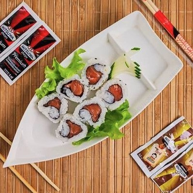 Alga (por dentro), arroz (por fora), salmão, gergelim