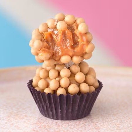 Delicioso brigadeiro de caramelo envolto no confeito belga crispearl caramelo e um toque de flor de sal para dar um contraste especial.