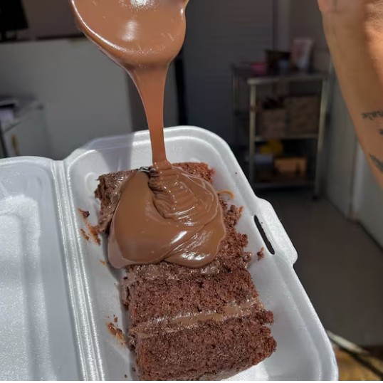 São 5 camadas de Bolo de Chocolate e 4 camadas de recheio Chocolatudo... Você não leu errado!! Ainda acompanha Calda Cremosa de Chocolate para você despejar sobre a sua Big Fatia e se deliciar a lá Pitadas! Entendeu agora porque é o Bolo da Misericórdia?! Aprox 270g! Bolo + recheio + cobertura