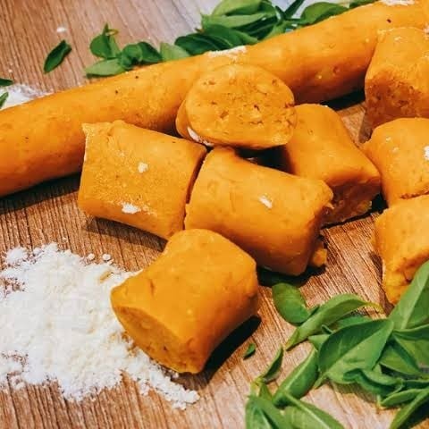 Delicie-se com nosso Nhoque de Abóbora, uma obra-prima da categoria Massas. Este prato vibrante e saboroso é cuidadosamente elaborado com abóboras selecionadas, proporcionando um sabor inigualável e requintado. A textura suave e aveludada do nhoque, combinada com o doce leve e sutil da abóbora, cria uma experiência gastronômica de dar água na boca. Este prato é um verdadeiro deleite para os amante