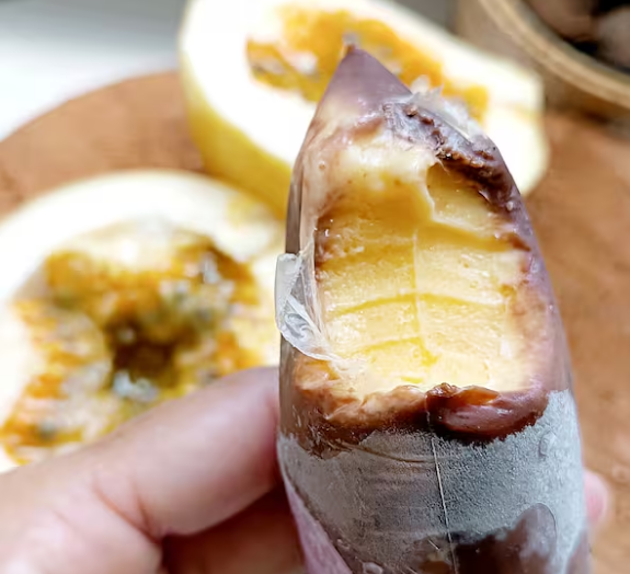 Apresentamos nosso 'Sacolé Maracujá com Chocolate', um mousse de maracujá com a leve e crocante casquinha de chocolate