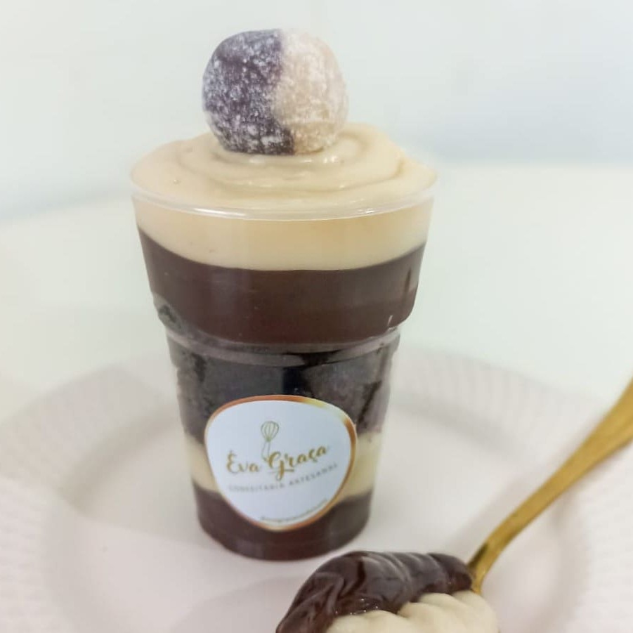 Nosso copo da felicidade Casadinho é preparado com uma generosa camada de Brigadeiro Trufado, uma camada de Brigadeiro Trufado de Ninho, Brownie em pedaços e finalizado com Brigadeiro Casadinho. Copo 200ml 240g aproximadamente . . . ###Tags### promocao promoção desconto entrega gratis entrega rapida oferta combo cupon cupom Nutella nutela Ninho brownie braune chocolate doce morango laka Oreo felicidade bolo no pote bolo vulcao coxinha morango ferrero rocher caseirinho pistache pavê torta brigadeiro gourmet sobremesa