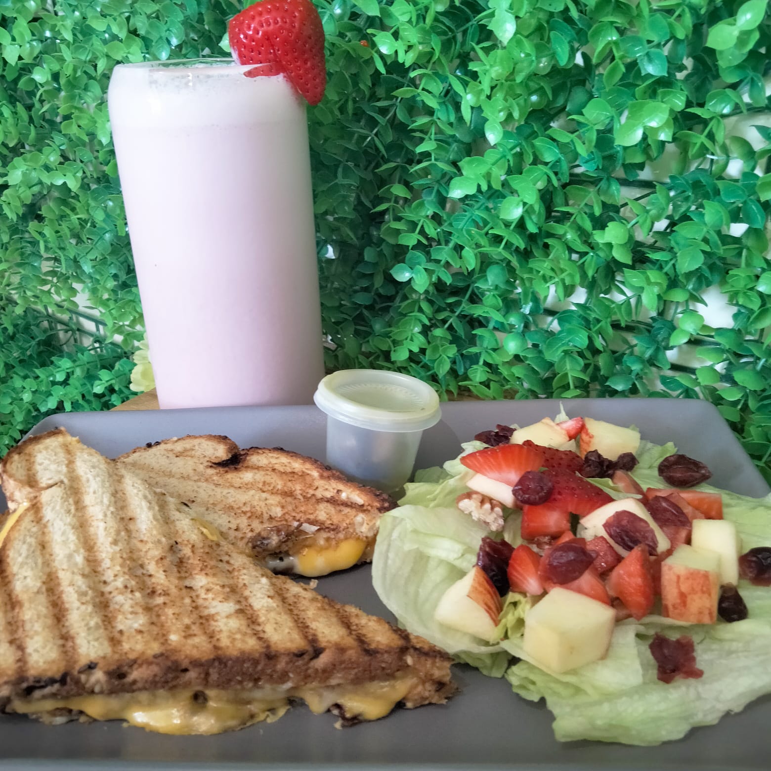 Sandwichito Grilled Cheese + Licuado de Fresa