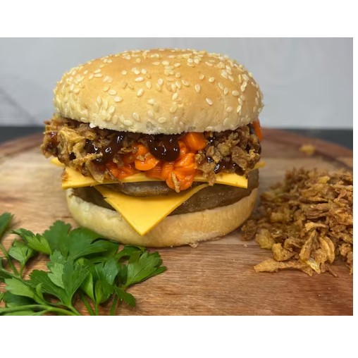 Pão, 2 carnes,queijo,molho barbecue, cheddar cremoso e cebola crispy.  Acompanha Guaravita 269ml  Isopor batata P