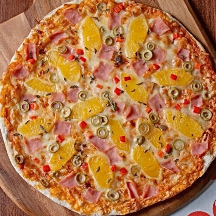 HAWAIANA + PEPPERONI + STICKS DE QUESO Y TOCINO