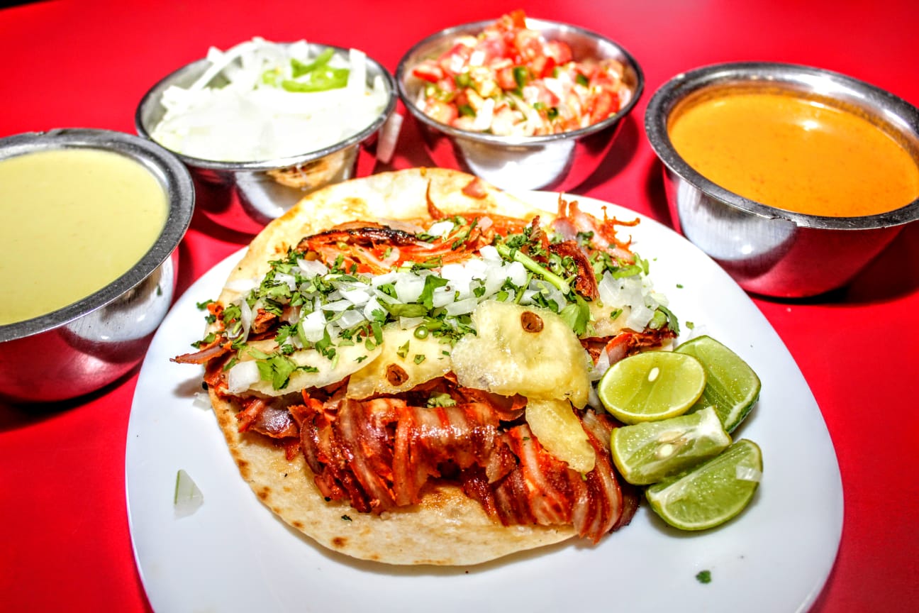 Tacos de pastor con queso en harina