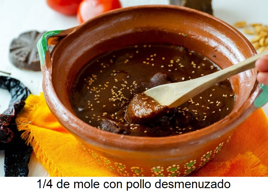 1/4 de Mole con Pollo Desmenuzado
