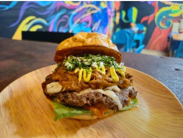 Burger Birria + Totopos + Bebida