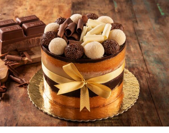 Massa massa de baunilha e chocolate molhadinha, com duas camadas de recheio de brigadeiro de Ninho e brigadeiro, finalizado brigadeiro de leite Ninho e brigadeiro e raspas de chocolate branco e preto. Bolo com 15 cm de diâmetro por 10 cm de altura 12 a 15 pessoas.