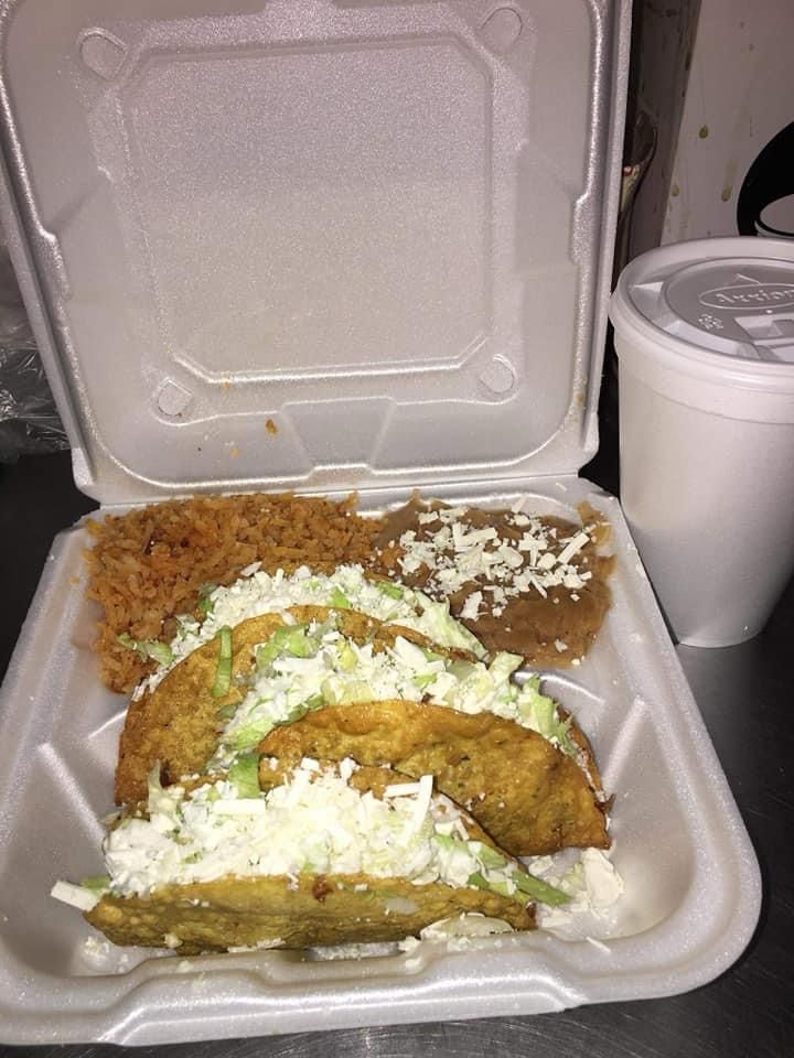 Tacos Dorados de Carne y Papa + Agua Fresca.