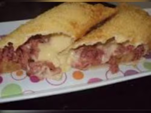 Massa de pastel frita recheada de calabresa. 30cm.