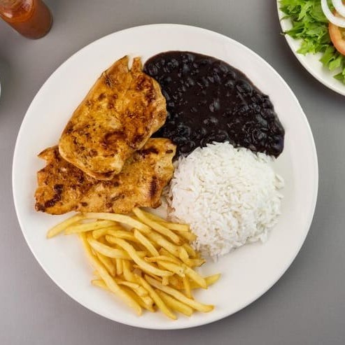Filé de peito de frango grelhado na Chapa, com temperinho secreto da cheff, você vai se surpreender. Acompanha Feijão preto, arroz branco, farofa da casa e batata frita. Refeição individual. Servida em uma marmita de 750 ml