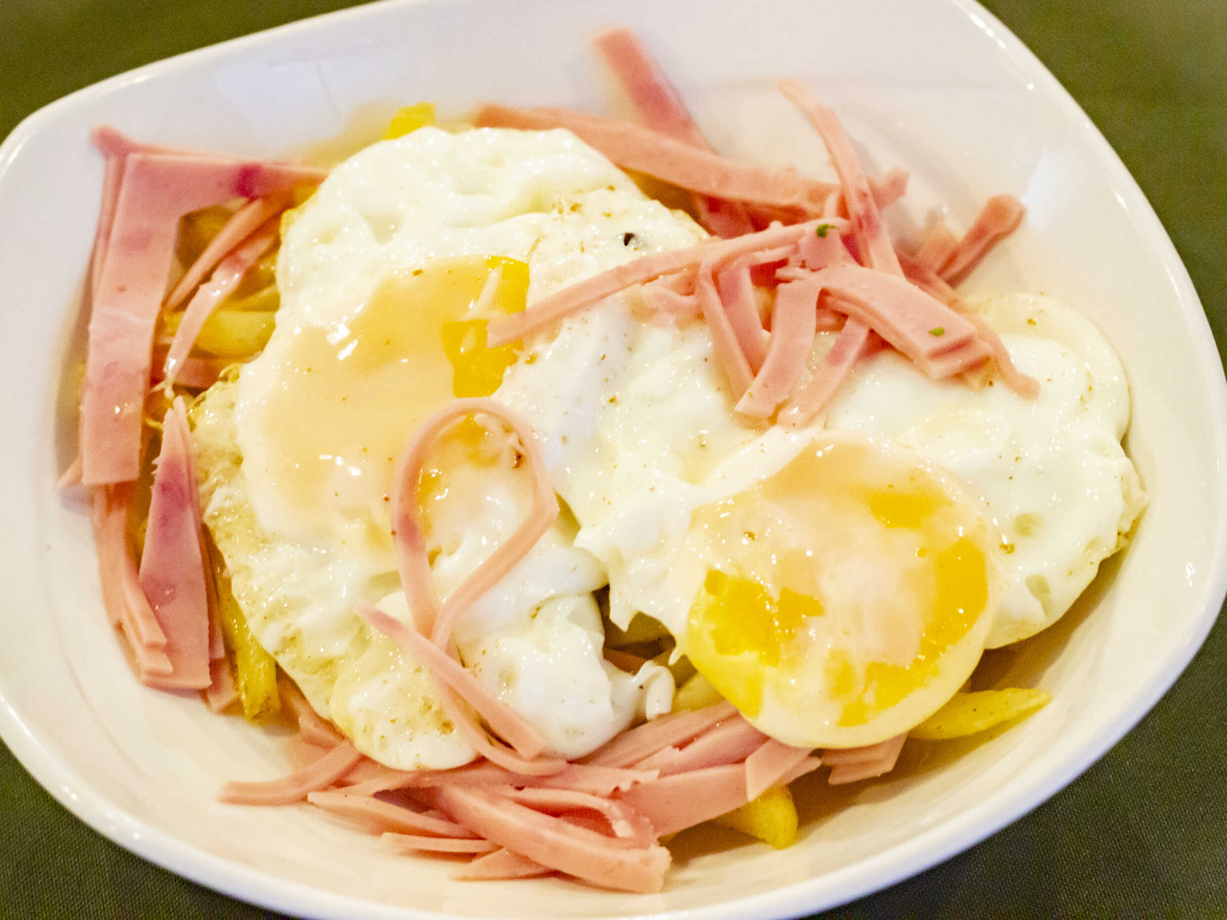 Huevos Rotos con Papas Fritas