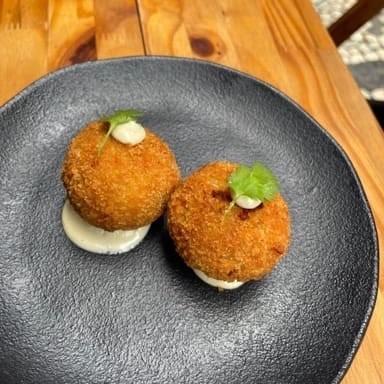 Bolinhos crocantes recheados com atum, cream cheese e cebolinha.