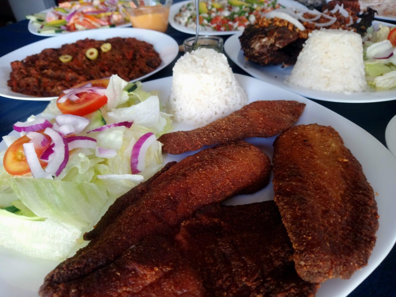 Filete de Pescado Empanizado Bañado en Chilpaya.