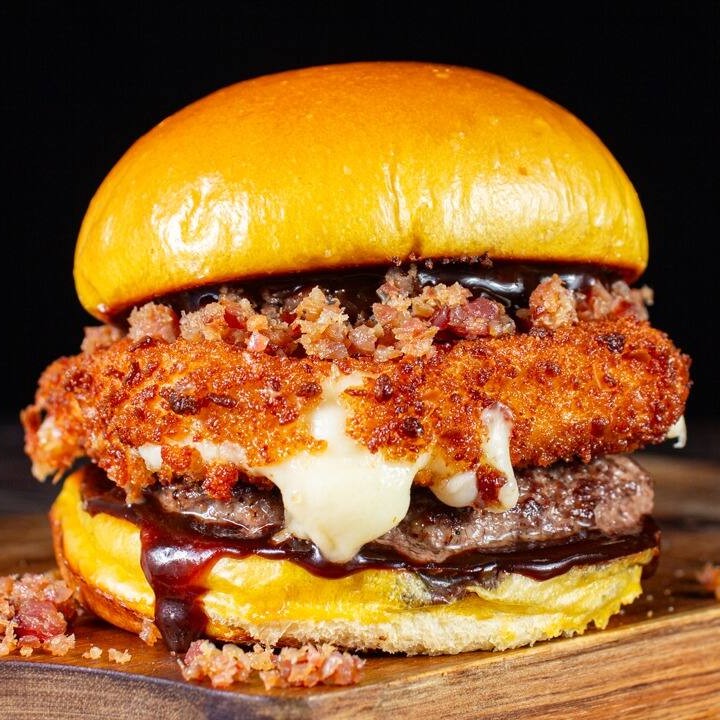 Blend de 120g, molho barbecue, farofa de bacon, queijo mussarela empanado e pão brioche selado na manteiga. Hambúrguer Artesanal delicioso e Crocantíssimo assim como o nome.