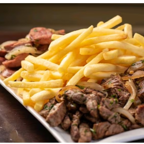 Petisco com carne acebolada, batata frita e calabresa