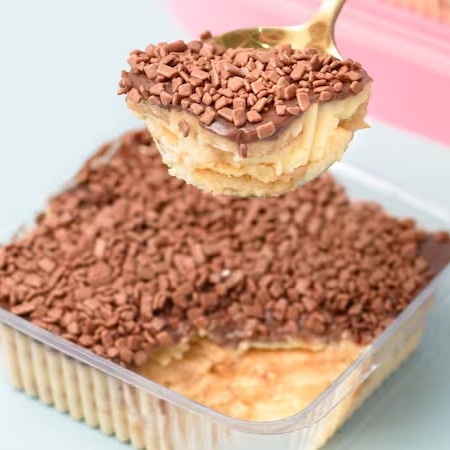 Delicioso pavê feito com creme belga de baunilha interlacado com biscoito Maisena e cobertura de brigadeiro de chocolate. Finalizado com granulado belga Callebaut.