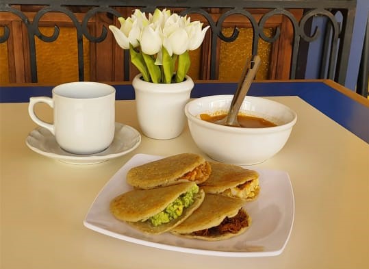 Combo 5 Gorditas surtidas + 1 Bebida (individual)