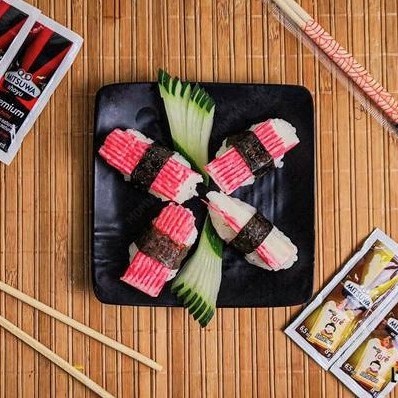 Arroz, kani e uma fita de alga