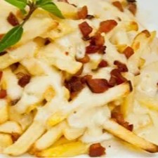 batata frita, bacon, mussarela derretida e queijo parmesão