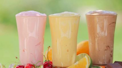 Licuado de Platano con Bisquete con Mantequilla