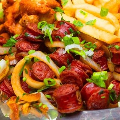 Linguiça calabresa acebolada acompanhada de batata frita